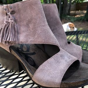 OTBT suede shoes. 7 1/2.